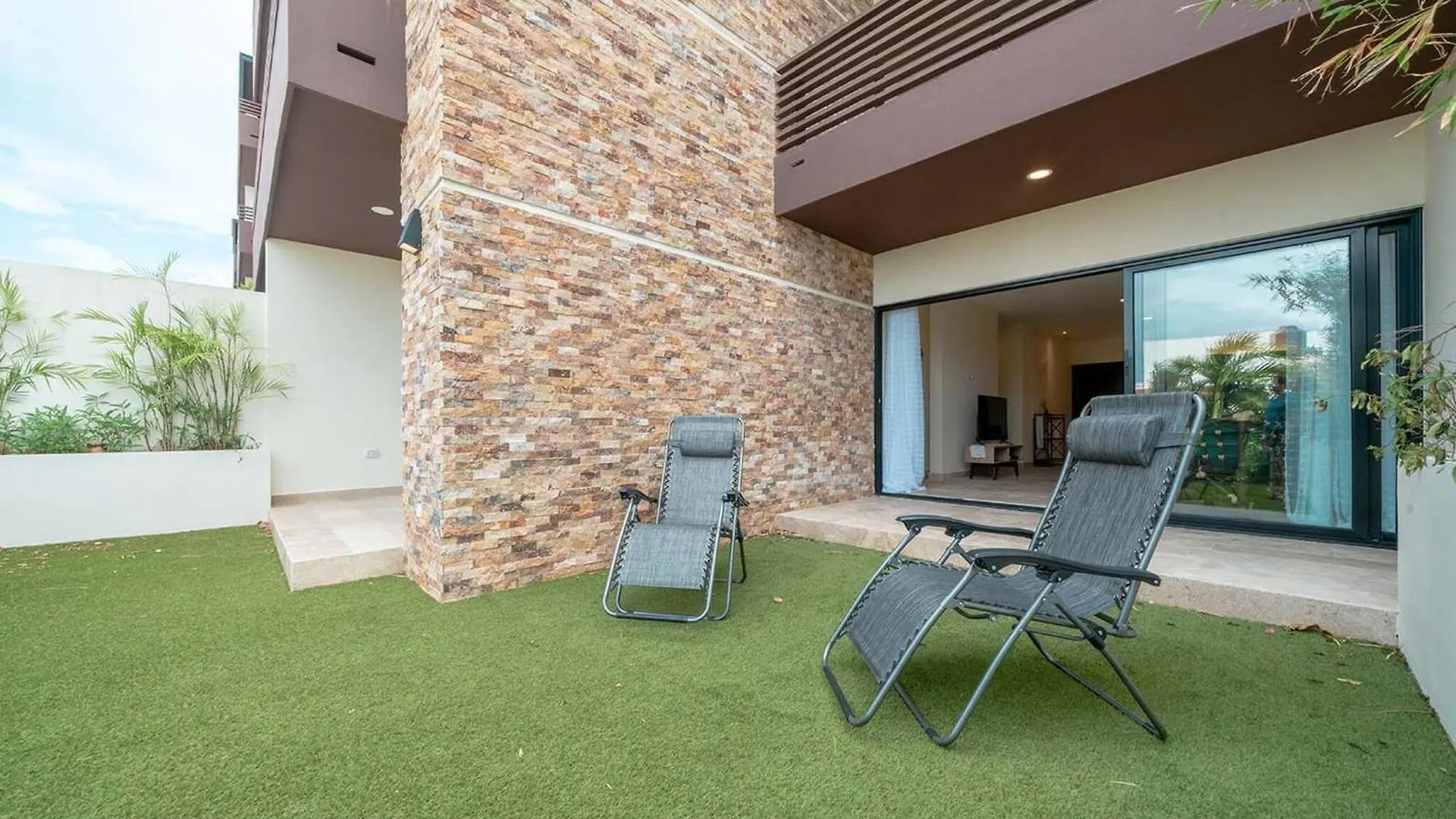 Condo Verde Oasis - Central 2 Bedroom With Pool, Gym, Private Terrace - At Veranto Condos Playa del Carmen Messico